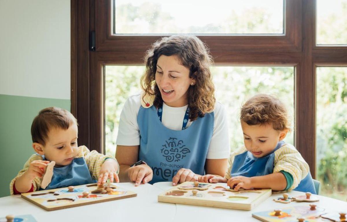 Profesora con alumnos de Pre-school