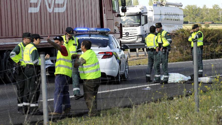 Un motorista de la Guardia Civil de Tráfico muere arrollado por un turismo en una autovía