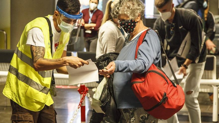 Sanidad prorroga la presentación del certificado Covid a pasajeros nacionales que llegan a Canarias
