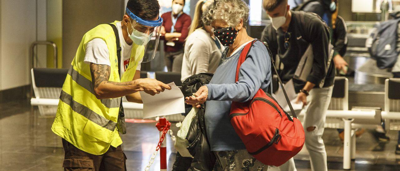 Así son los controles de pruebas diagnósticas en los aeropuertos de Canarias