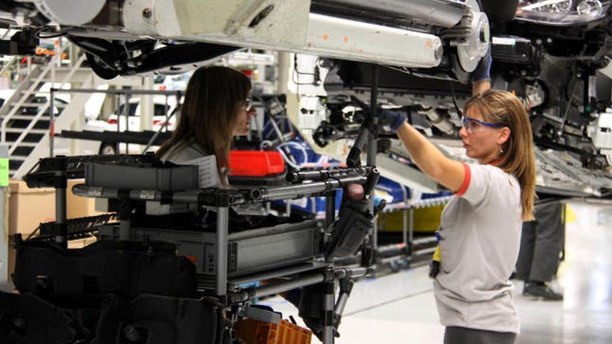 Treballadors a la línia de producció de la planta de SEAT a Martorell