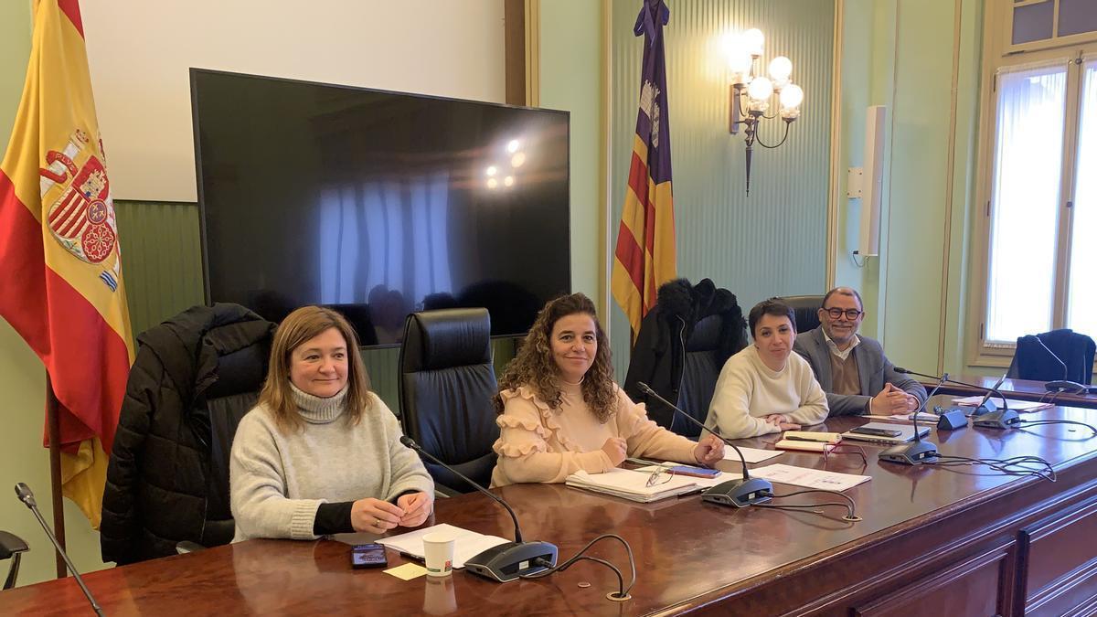 Mercedes Garrido, Pilar Costa, Silvia Cano y Cosme Bonet, ayer en el Parlament.