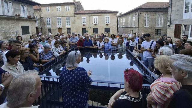 La arqueóloga Inma Prieto explica la naturaleza romana de la estructura cirular musealizada en la plaza del Placer, ante numeroso público.