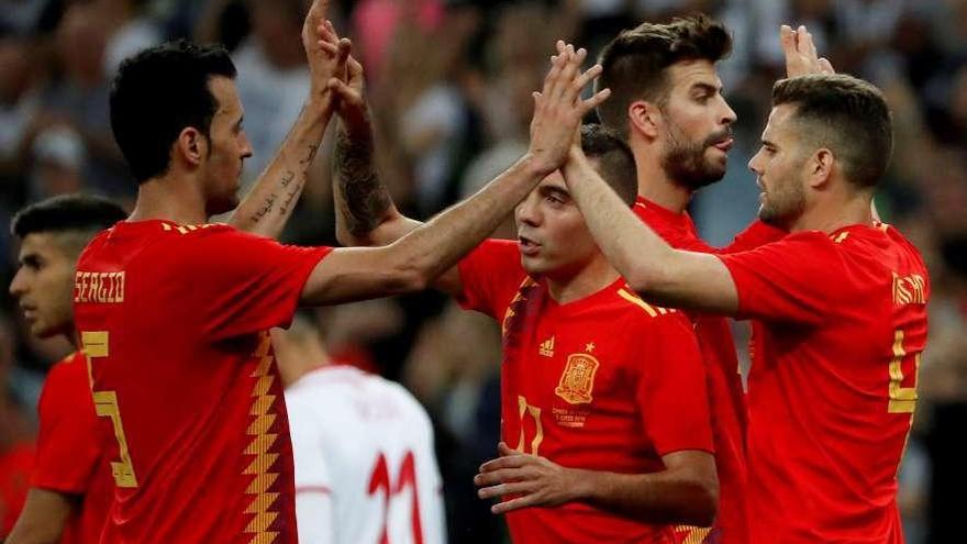 Aspas recibe las felicitaciones de Busquets y Nacho tras el gol a Túnez. // Javier Etxezarreta