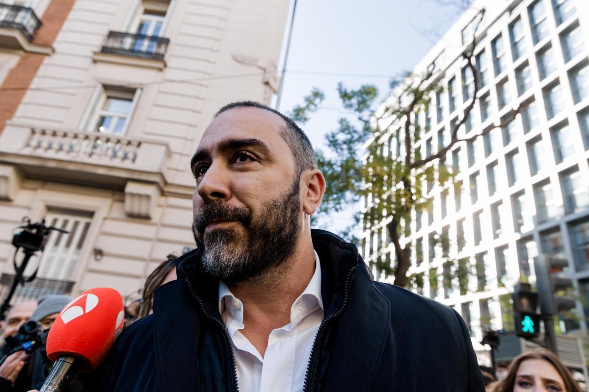 Archivo - El empresario Víctor de Aldama, a su salida de declarar ante el juez instructor del 'caso Koldo', en la Audiencia Nacional, a 27 de noviembre de 2025, en Madrid (España).