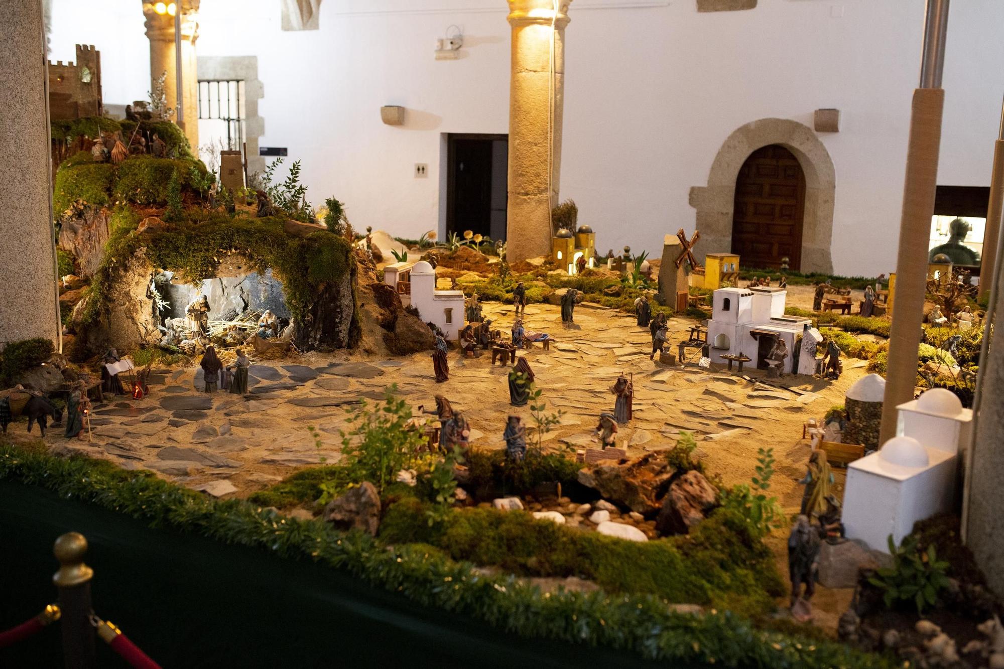 Galería | Más de 300 figuras, incluida una Carantoña, componen el belén de la Diputación de Cáceres