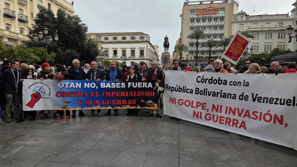 Concentración contra el ataque de Estados Unidos a Venezuela en la plaza de las Tendillas de Córdoba.