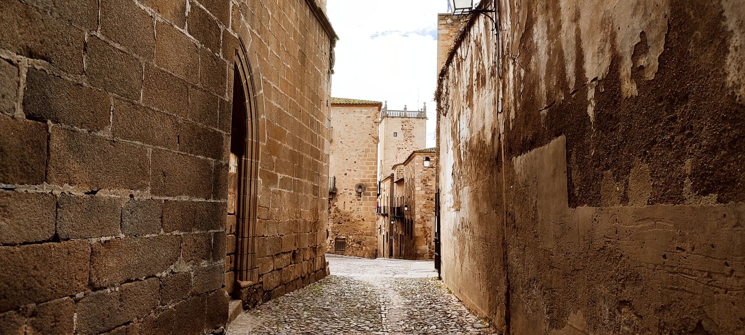 Un callejón de Cáceres que cuenta historias.