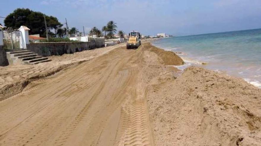 Las máquinas devuelven la arena al tramo de la Blay Beach de Dénia.