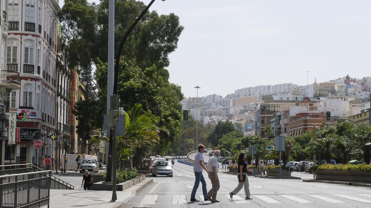 la DGT avisa con multas de 200 euros y pérdida de 4 puntos a los conductores canarios por esta maniobra ante los peatones