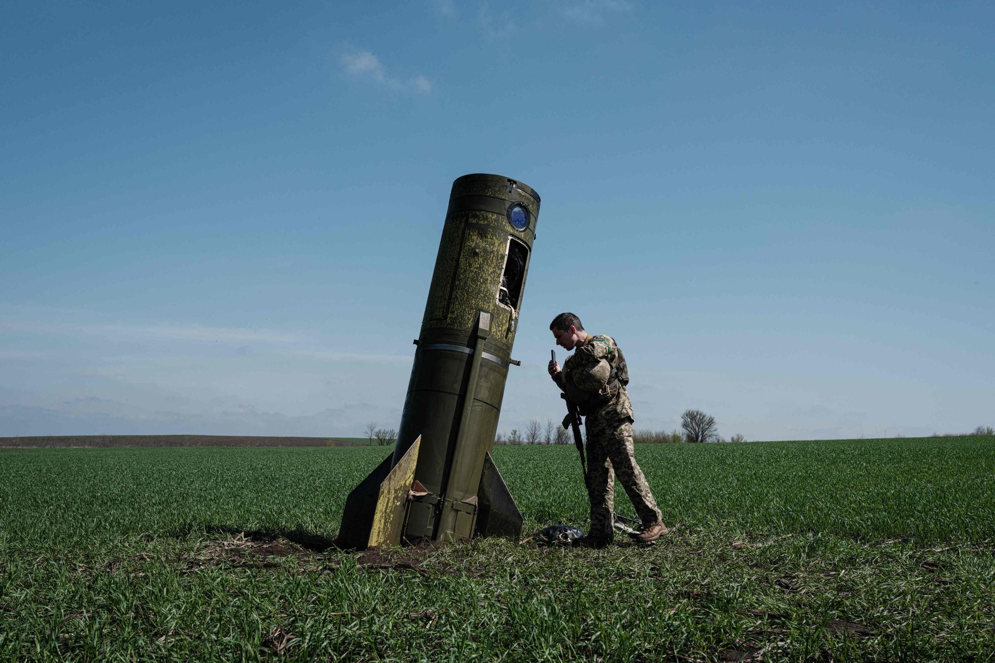 Un soldado ucraniano mira a la parte de propulsión de un misil