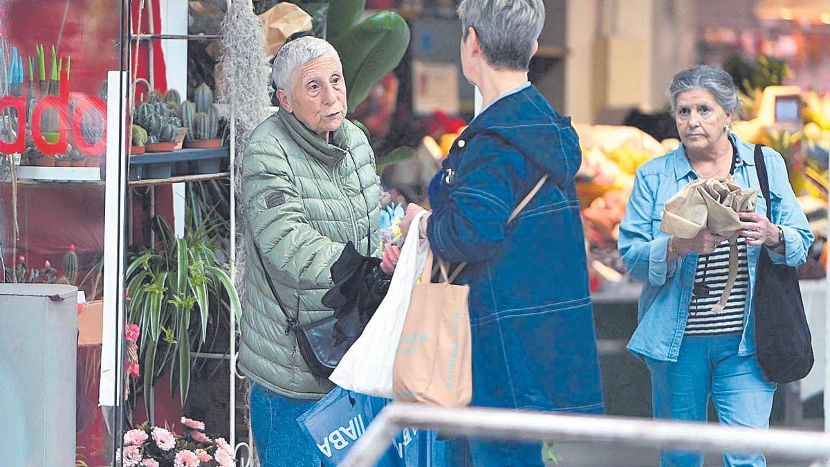 Tres mujeres mayores, conversan en una calle de Vigo.