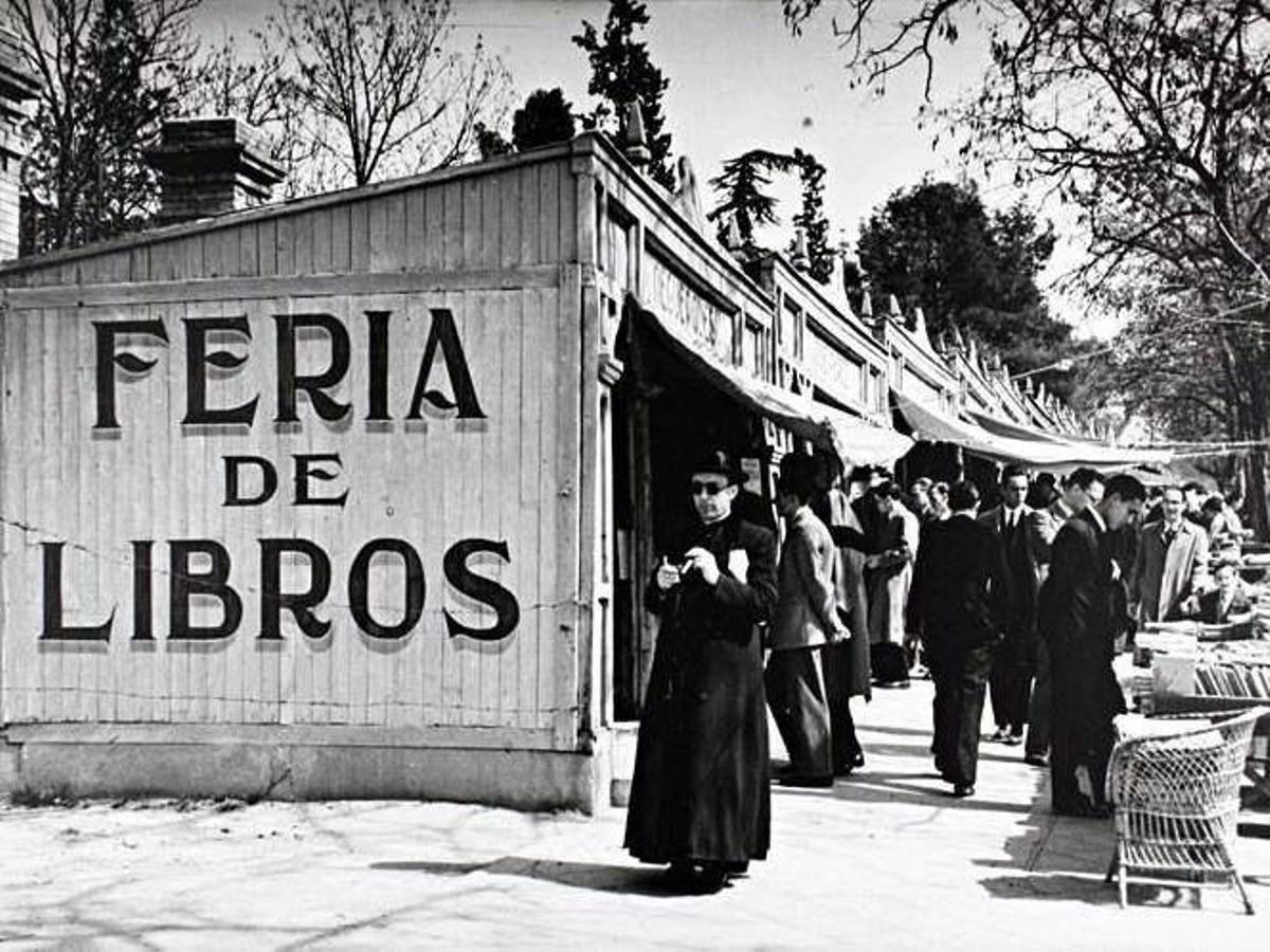 Imagen antigua de la Cuesta de Moyano.