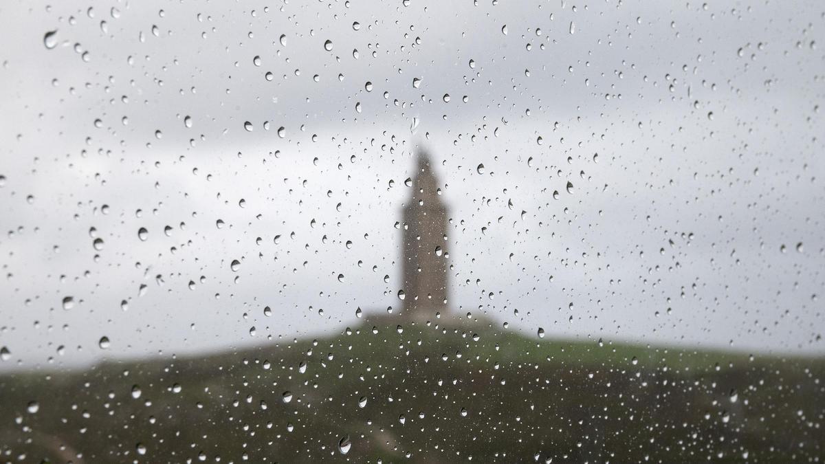 Fuertes lluvias este viernes en las inmediaciones de la torre de Hércules en A Coruña, cerrada al público