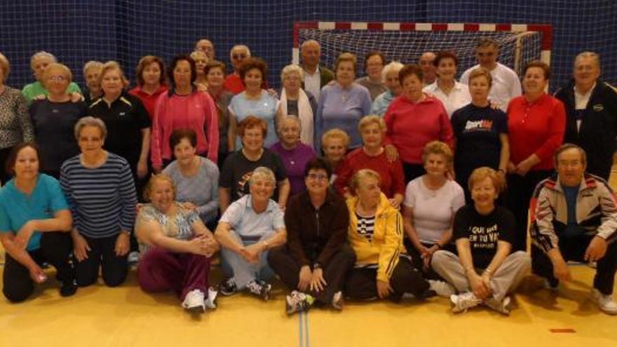 Un grupo de mayores que practican gimnasia en Candás.
