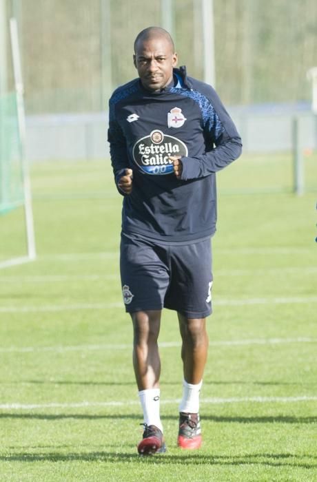 Gaël Kakuta trabajó esta mañana en Abegondo por primera vez desde su incorporación al Deportivo, donde jugará cedido hasta final de temporada.