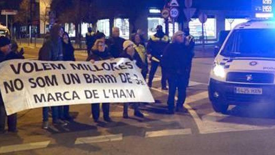 Veïns, manifestant-se el divendres sota el vent i la pluja.