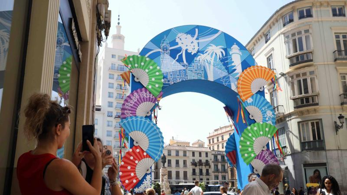 Una imagen de la nueva portada de la Feria en la calle Larios tras su montaje.