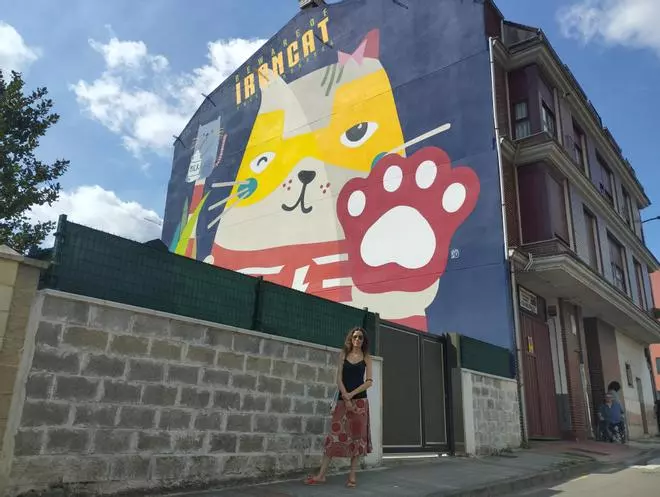 Una "supergata" empoderada y un dinosaurio activista medioambiental: así son los nuevos murales urbanos de Langreo
