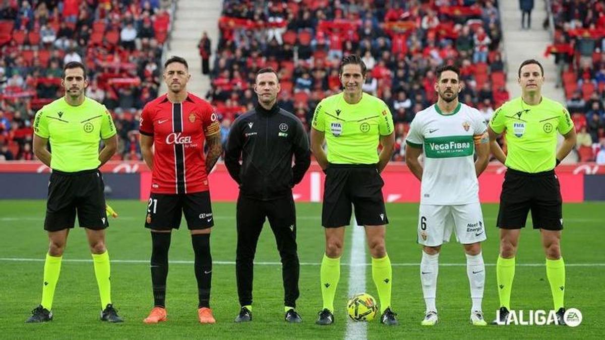 El mallorquín Fede Saiz, entre Antonio Raíllo y M,unuera Montero, ayer en Son Moix en el Mallorca-Elche.