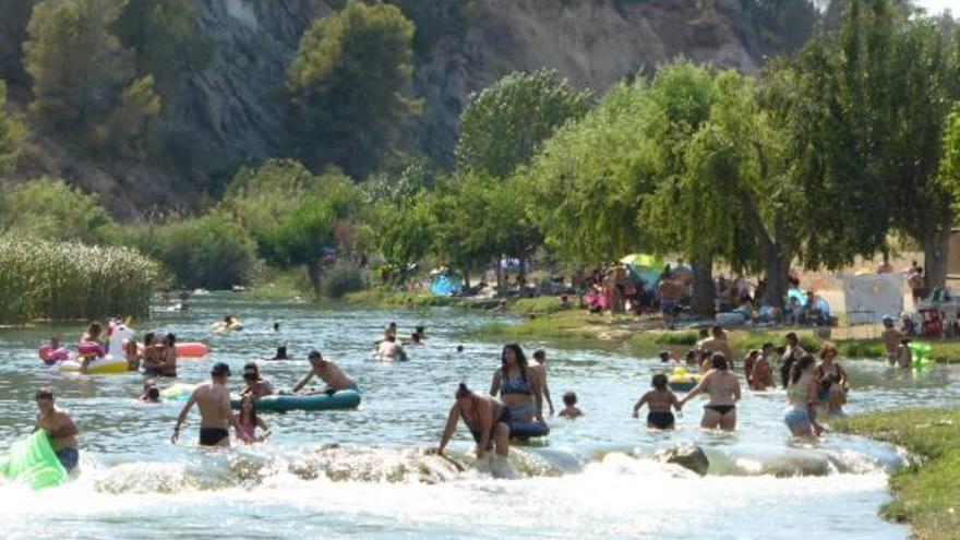 Decenas de visitantes en el área de baño fluvial de Bugarra.