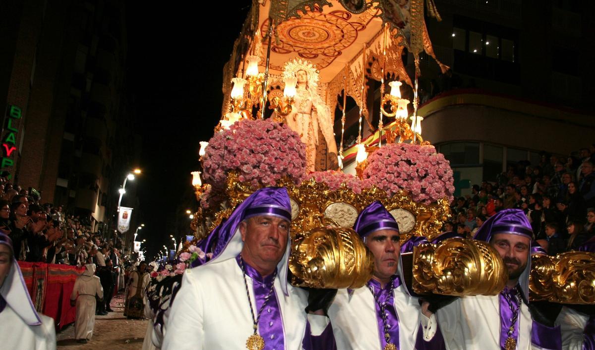 La Santísima Virgen de la Amargura, a hombros de sus costaleros, al paso por la Presidencia de la carrera principal de la Semana Santa lorquina.