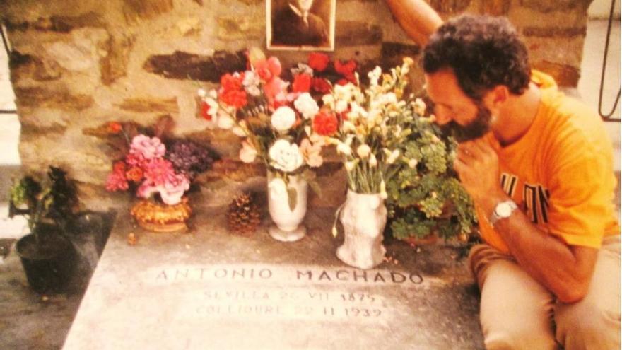 El autor, Celso Peyroux, ante la tumba de Antonio Machado, en 1989.