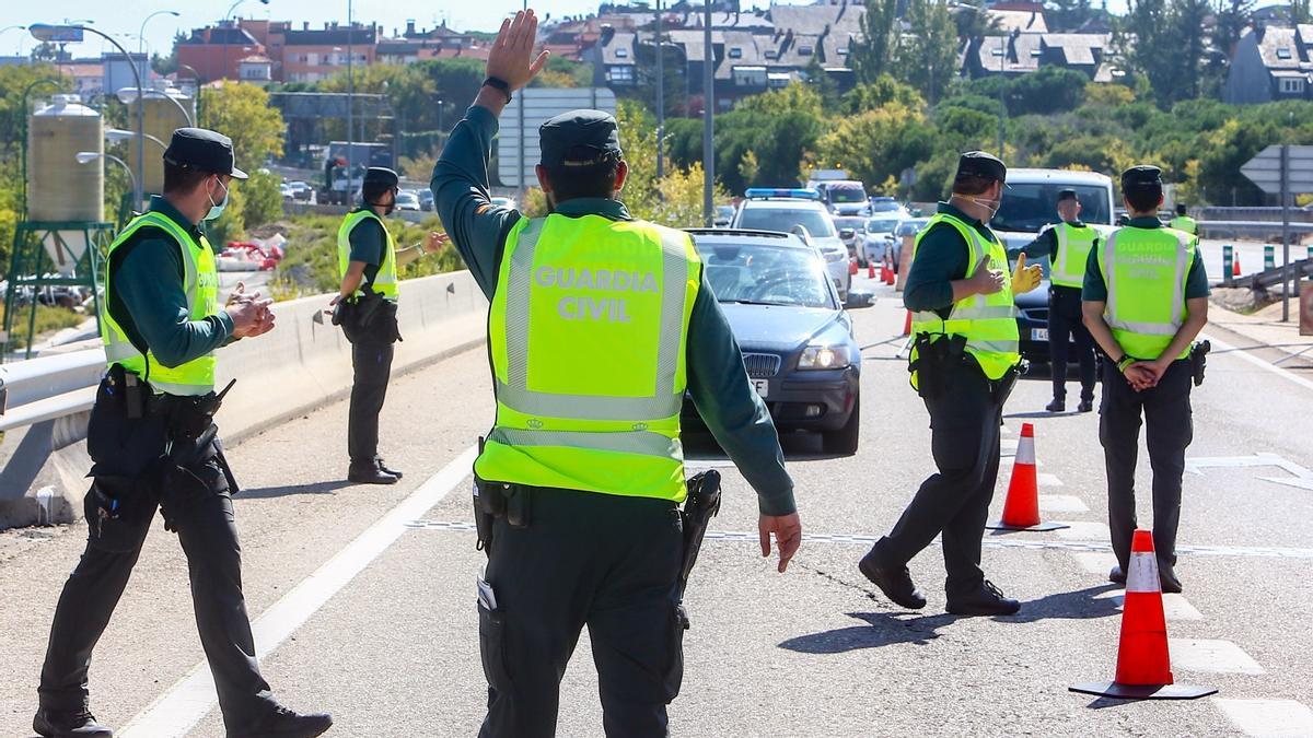 Agentes de la Guardia Civil vigilan durante un control