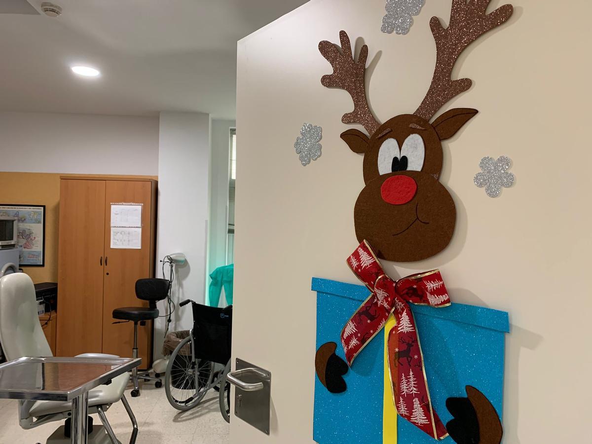 Las decoraciones navideñas llenan todos los rincones del hospital