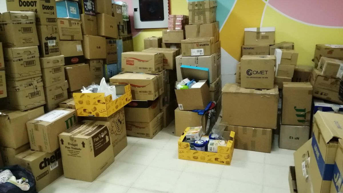 Las cajas que se encuentran guardadas en el colegio San Antonio.