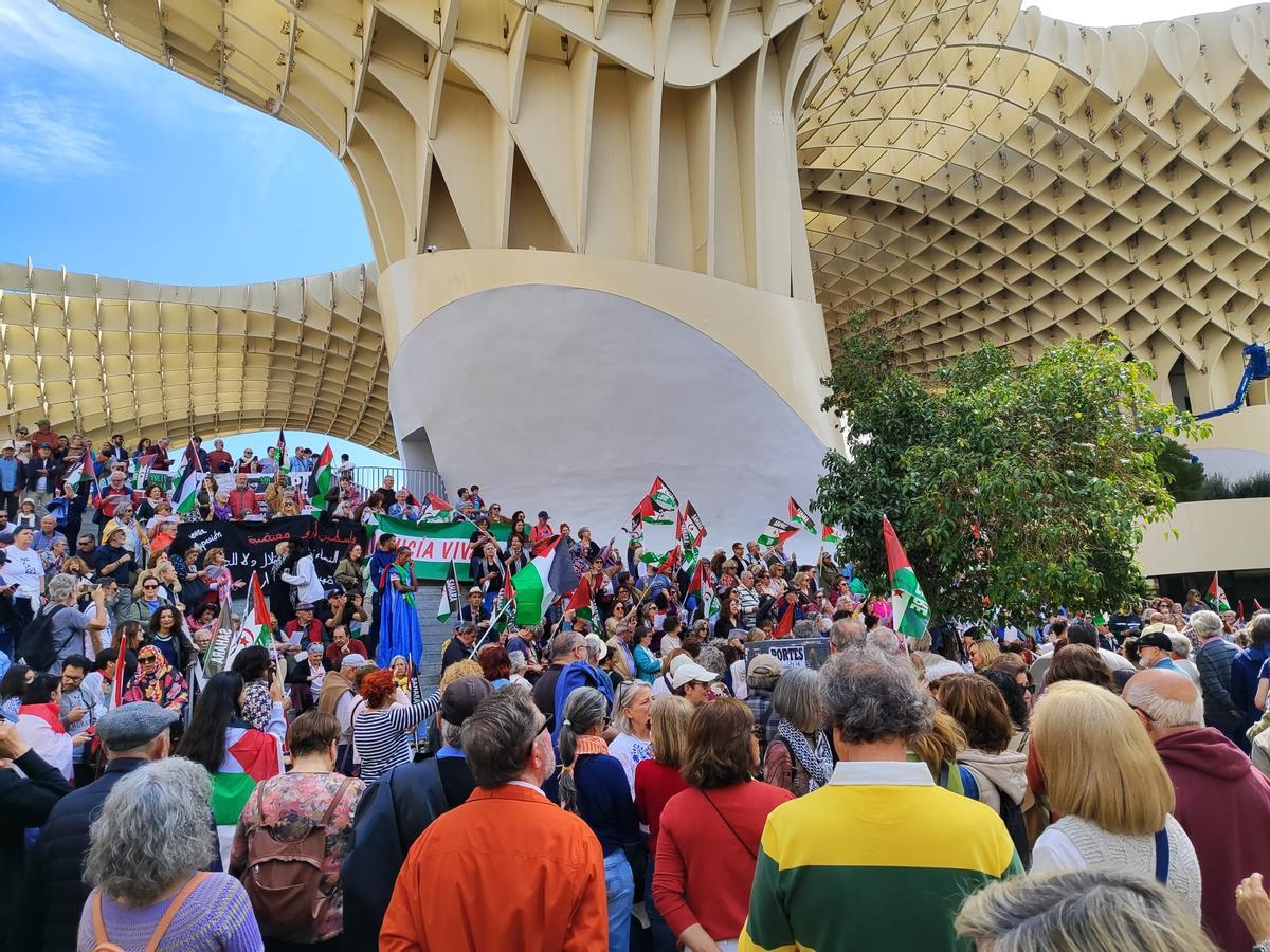 Concentración de la Plataforma Abierta Por la Paz en Las Setas de la Encarnación en contra de la guerra