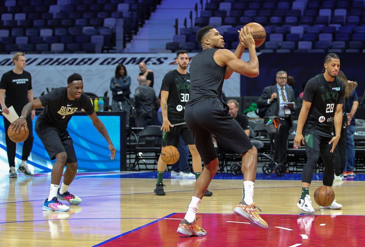 Giannis Antetokounmpo durante un partido de pretemporada en Abu Dhabi.