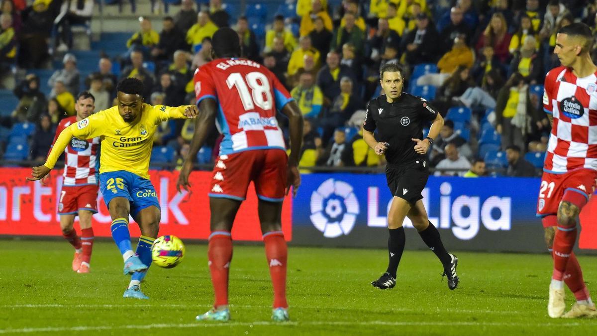 Kaptoum remata a portería en el último choque de la UD ante el Lugo