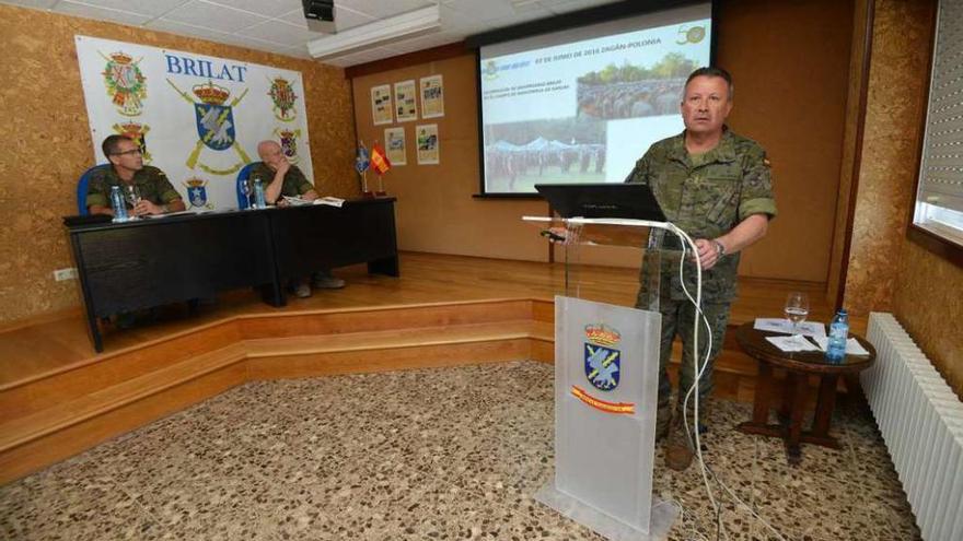 El comandante Iglesias de la Brilat presentó la programación de los actos ante el general Cebrián. // G. S.