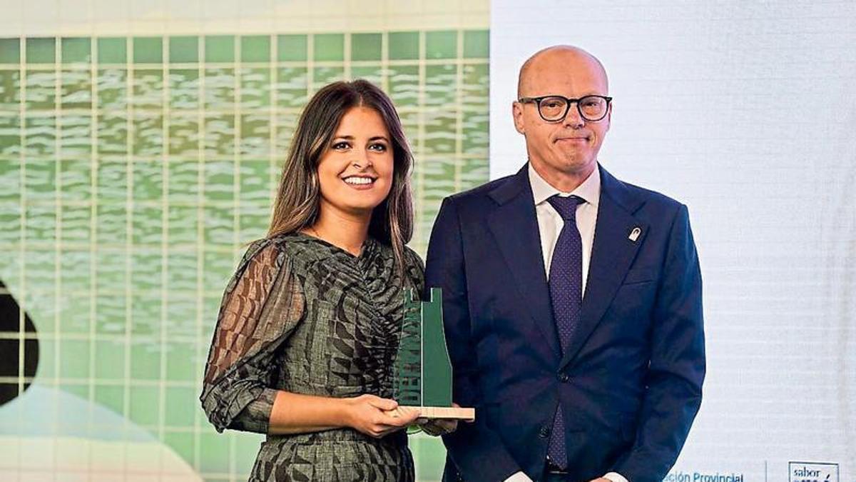 Piedad López García recibió el premio de José Antonio Víquez.
