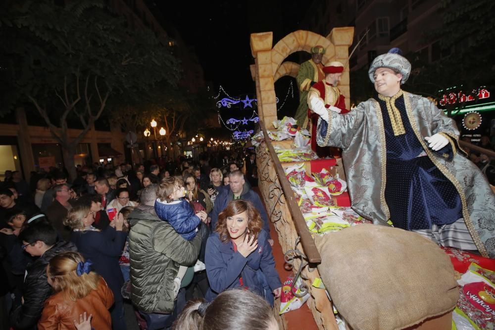 Los carteros reales desfilan por Alicante