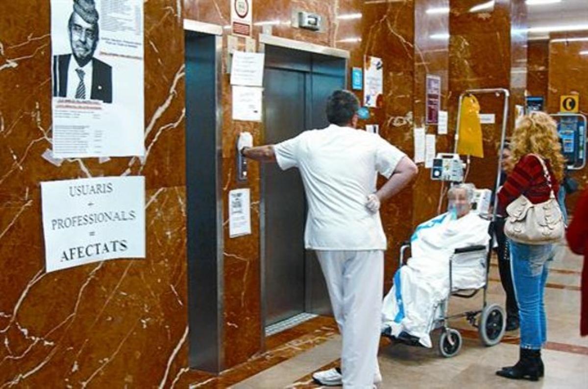 Personal sanitari, pacients i familiars en un passadís de l’hospital de la Vall d’Hebron, el 14 d’abril.