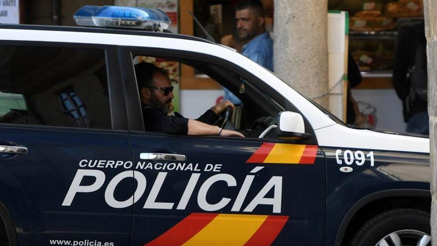 Un vehículo de la Policía Nacional de patrulla. // G. Santos