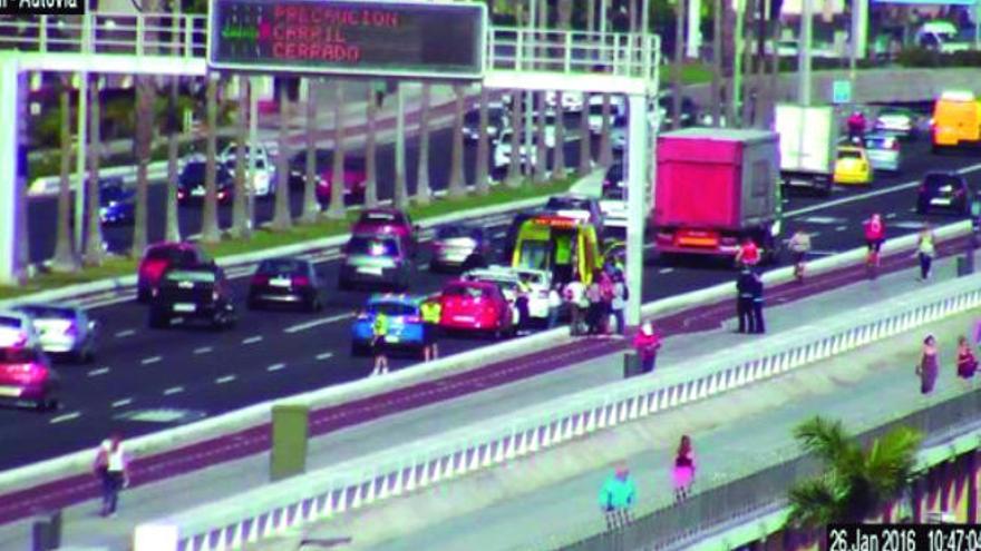 La ambulancia del SUC y policías, en el accidente frente al Metropole.