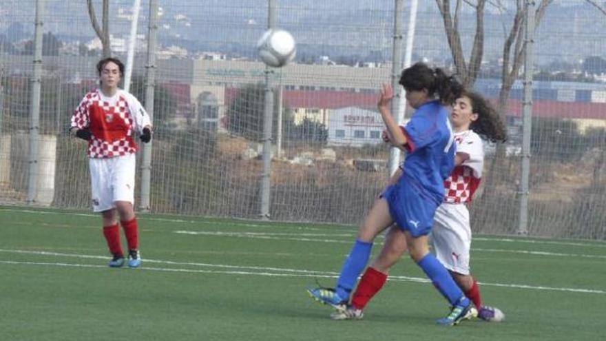 Una jugadora de Castilla y León y otra de Baleares intentan hacerse con el balón durante el encuentro de ayer.