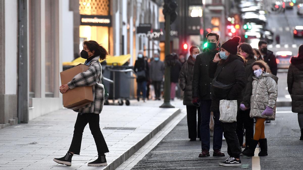 Gente realizando compras en A Coruña.