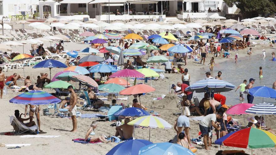 Turistas en Cala Llonga a mediados de agosto.