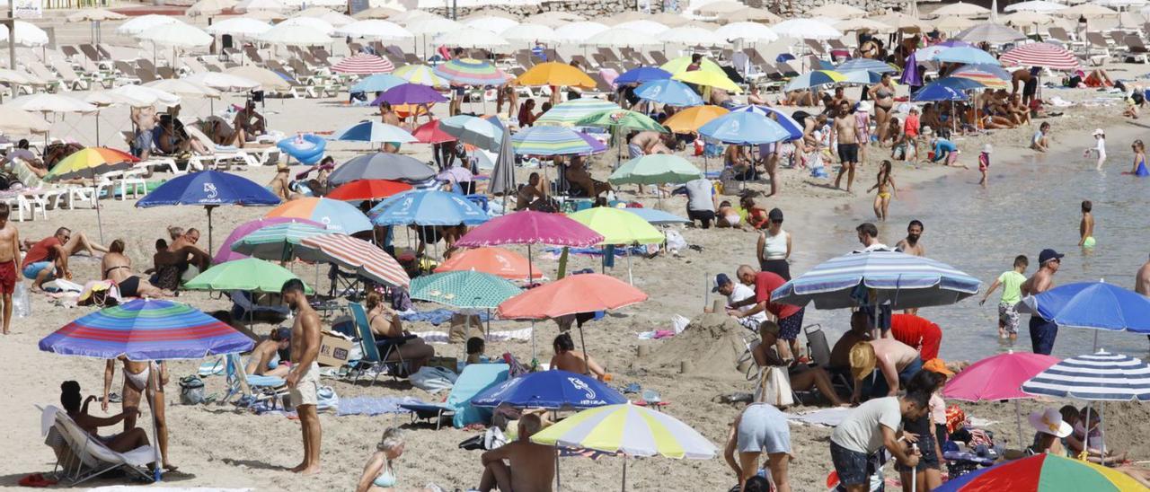 Turistas en Cala Llonga a mediados de agosto.