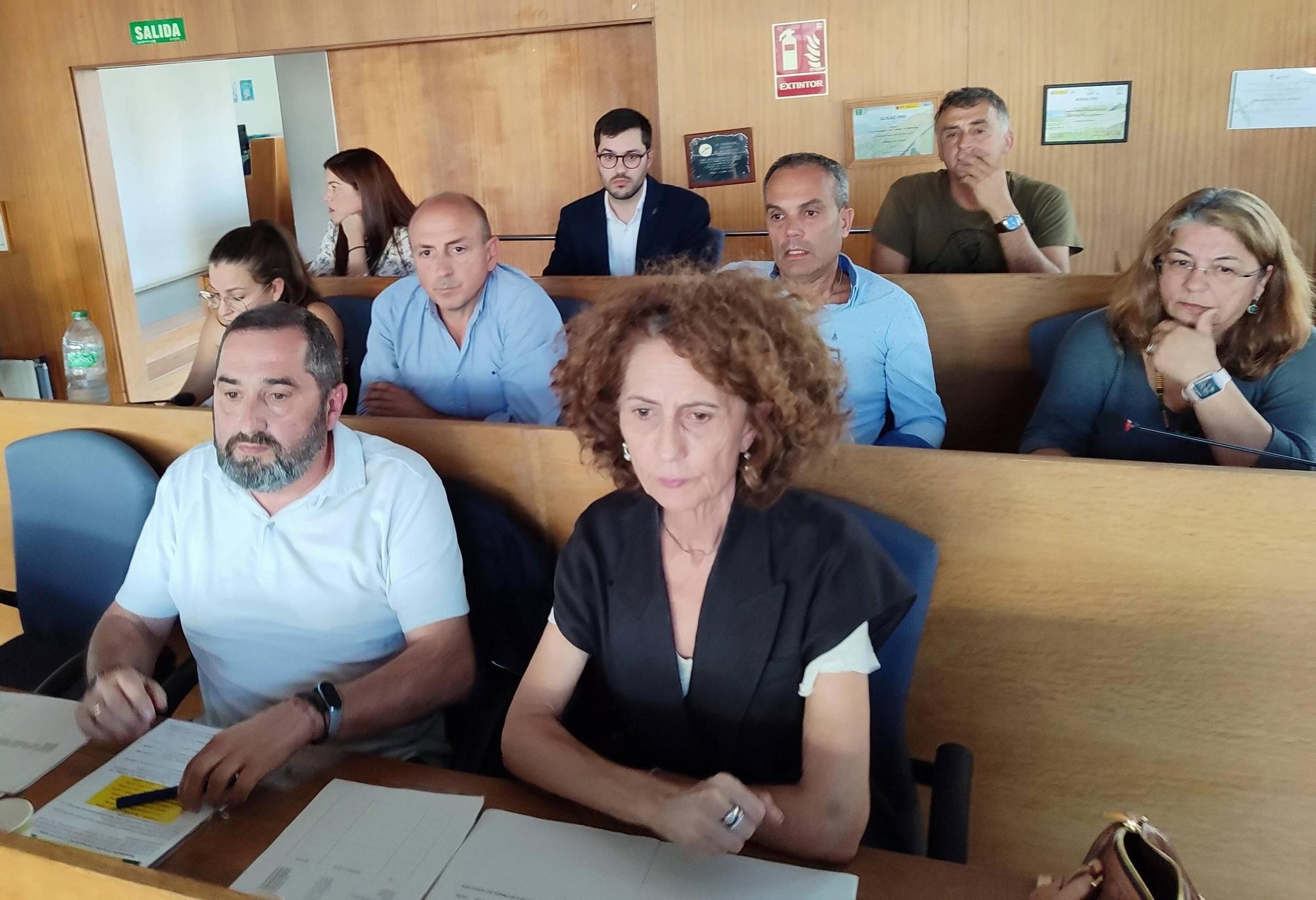 Multidudinaria protesta contra la subida de la basura en Cangas