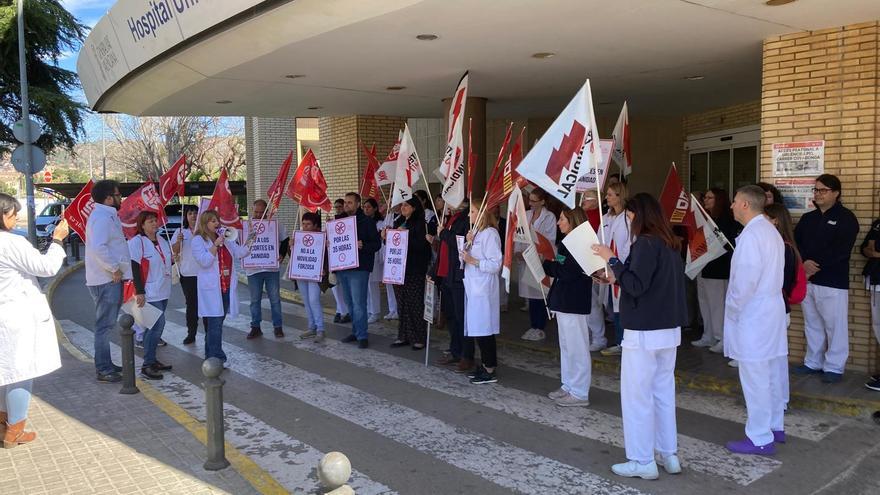 Trabajadores sanitarios protestan en Castellón a las puertas de hospitales y centros de salud por los recortes