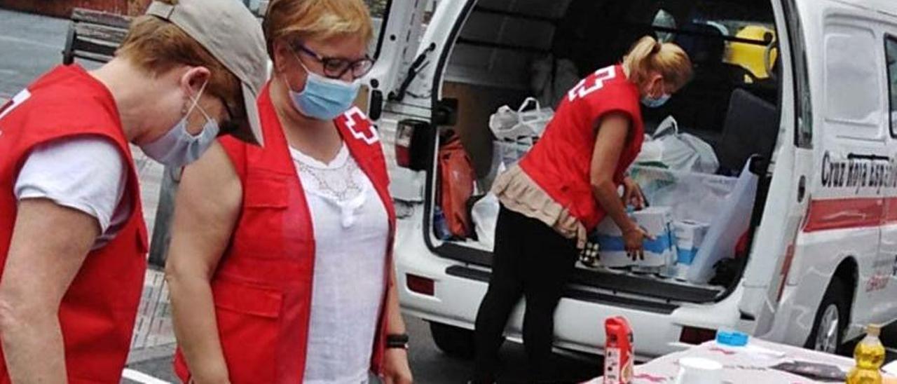 Voluntarias de Cruz Roja en una campaña de recogida de alimentos realizada el pasado año en Langreo.