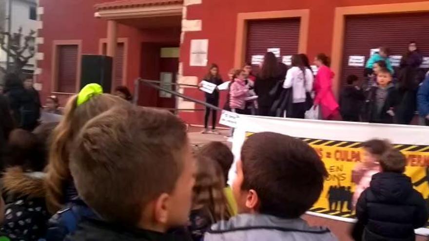 Alumnos y padres del colegio Bracal de Muro protestan por la paralización de la construcción del nuevo edificio