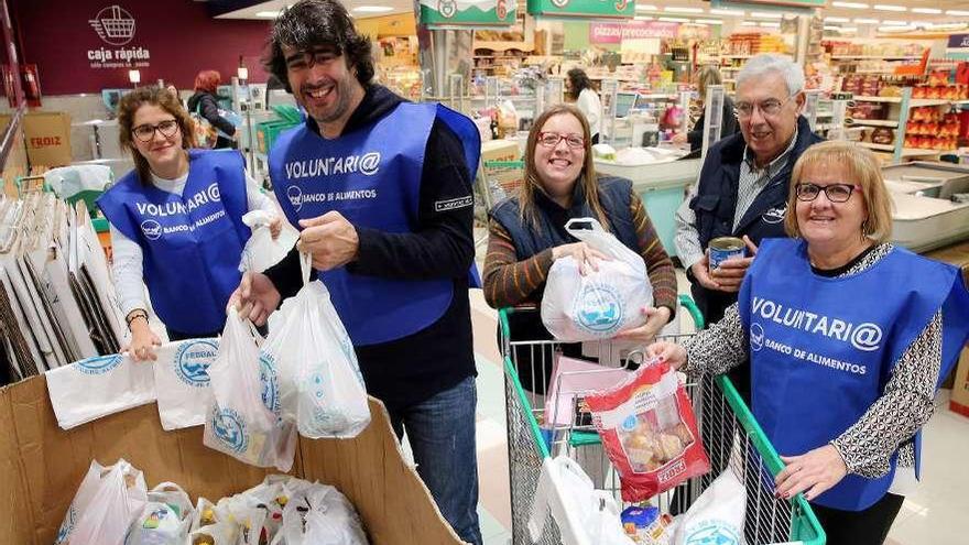 Una mujer colabora con su aportación a la campaña del Banco de Alimentos. // Marta G.Brea