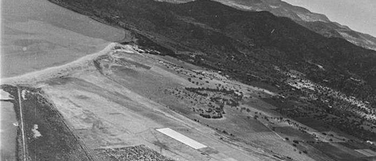 Fotografía aérea captada desde el avión que le trajo a Ibiza. Se aprecia en ellas tanto la larga recta de la carretera a ses Salines como la cabecera del aeropuerto en es Codolar, los estanques e, incluso, el montículo de sal.