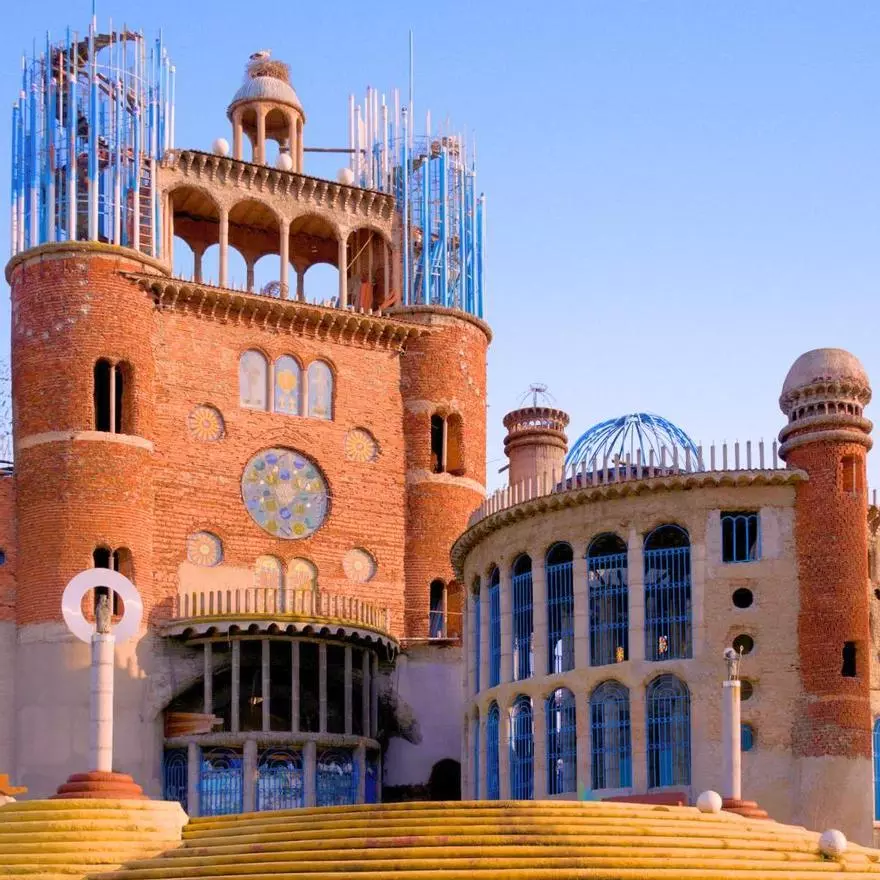 La catedral construida por un solo hombre durante 60 años con materiales reciclados
